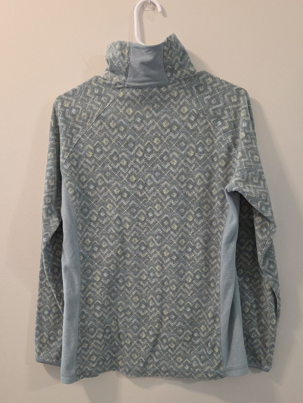 Columbia Women's Fleece Pullover features a geometric pattern and a 1/4 zip - Picture 5 of 5